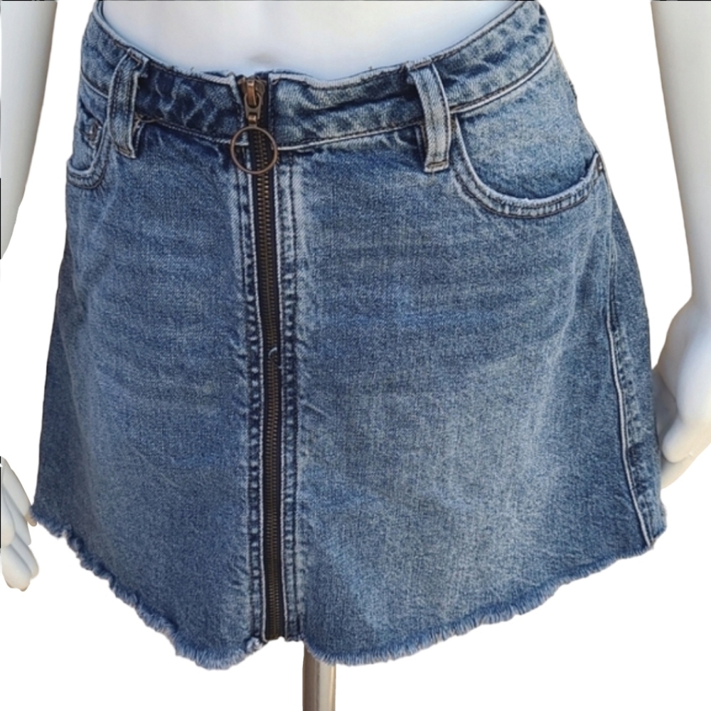 WE THE FREE PEOPLE Front Zipper Jean Skirt 28 M Denim Mini Frayed Hem 30" Waist - Picture 7 of 16